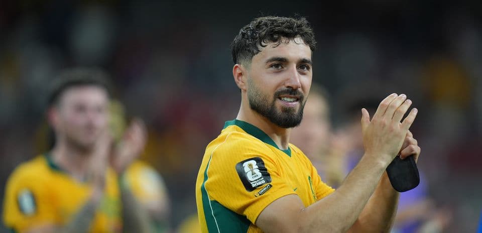Jugador aplaudiendo con camiseta amarilla de Australia