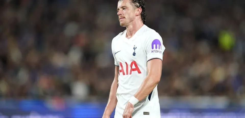 Jugador del Tottenham caminando en el campo de juego