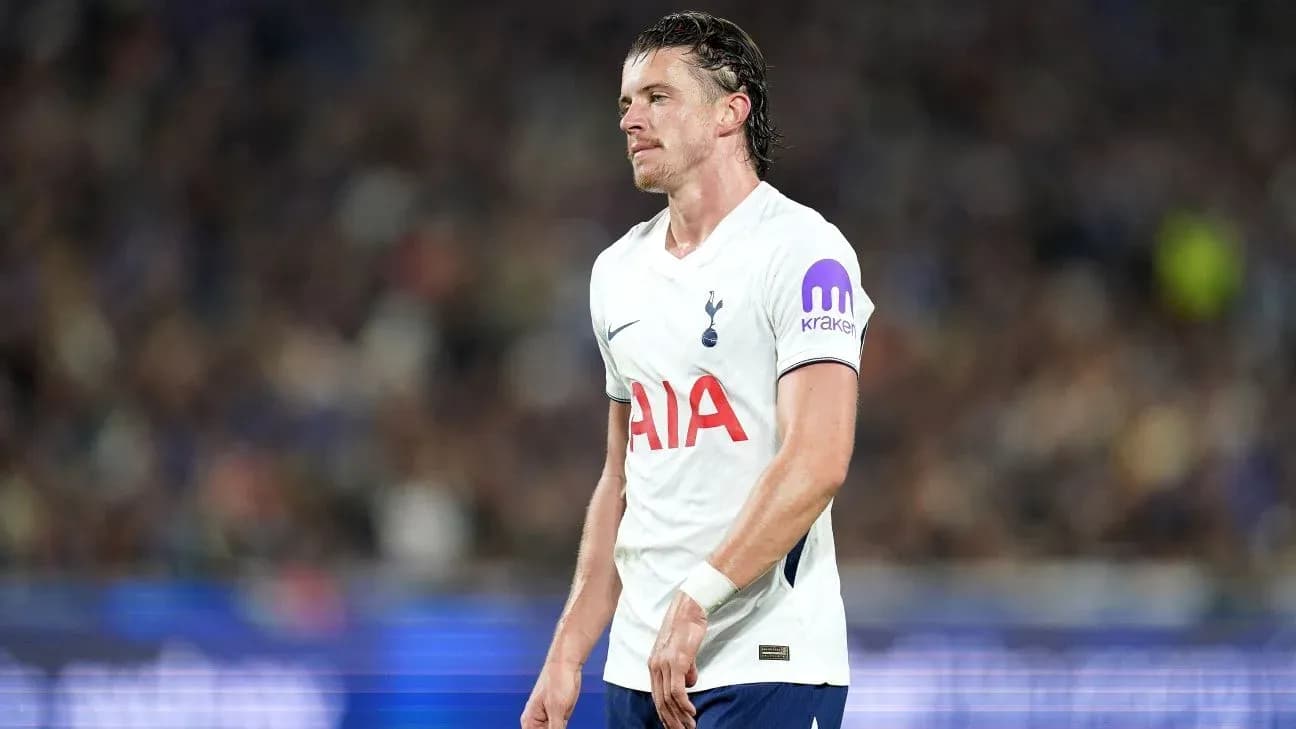 Jugador del Tottenham caminando en el campo de juego