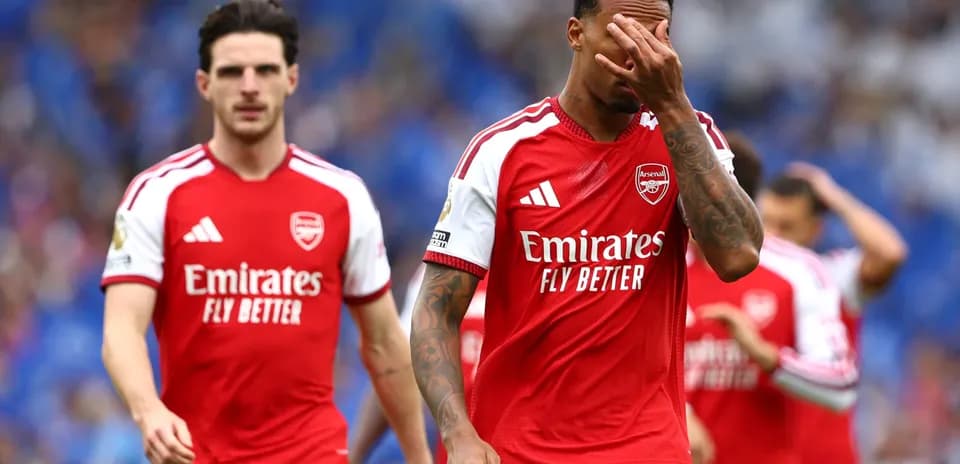 Jugadores de Arsenal saliendo del campo