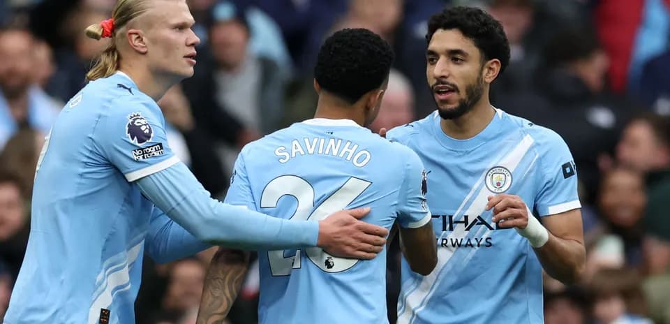Jugadores de Manchester City celebrando en el campo