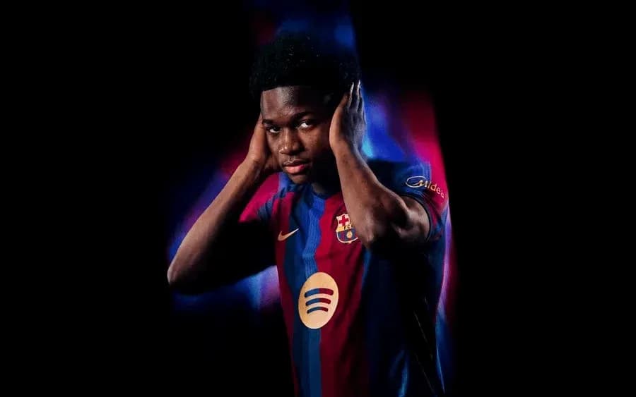 Jugador de Barcelona posando con camiseta del equipo