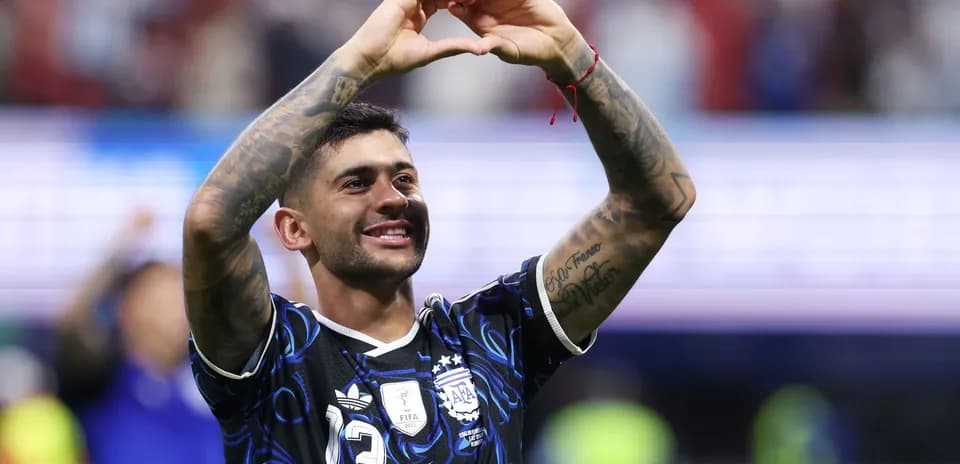 Jugador de Argentina haciendo un corazón con las manos