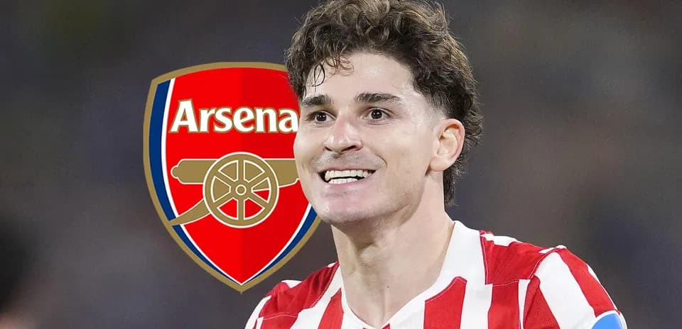 Jugador sonriendo con camiseta roja y blanca