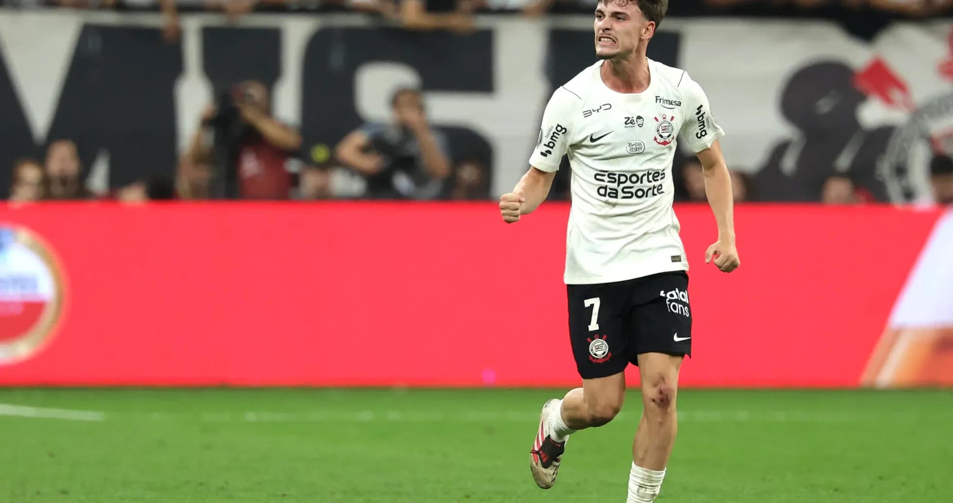 Jugador de Corinthians celebra un gol