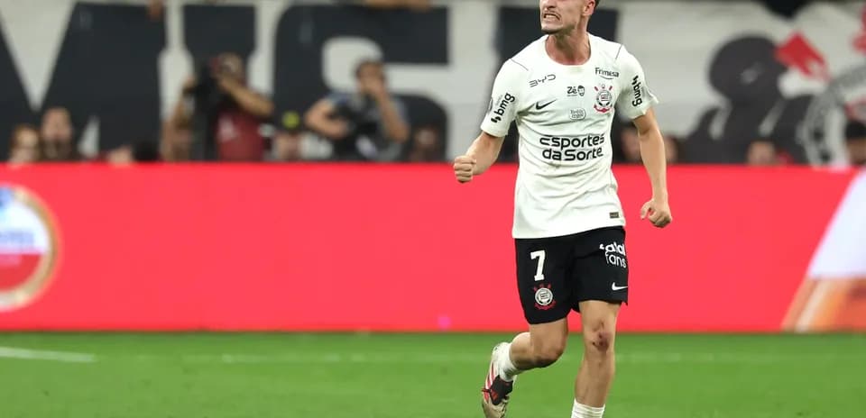 Jugador de Corinthians celebra un gol