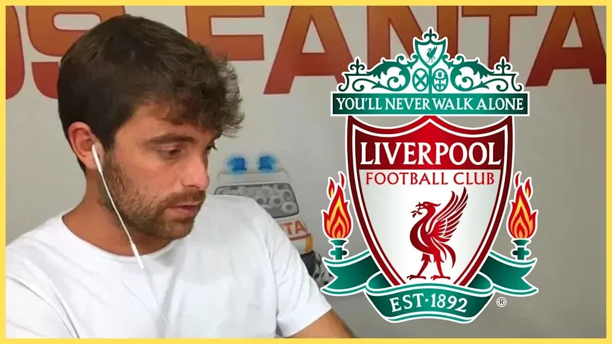 Hombre con auriculares junto al escudo de Liverpool