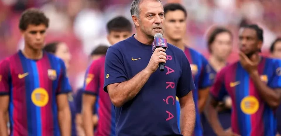 Entrenador hablando durante evento con jugadores del Barça
