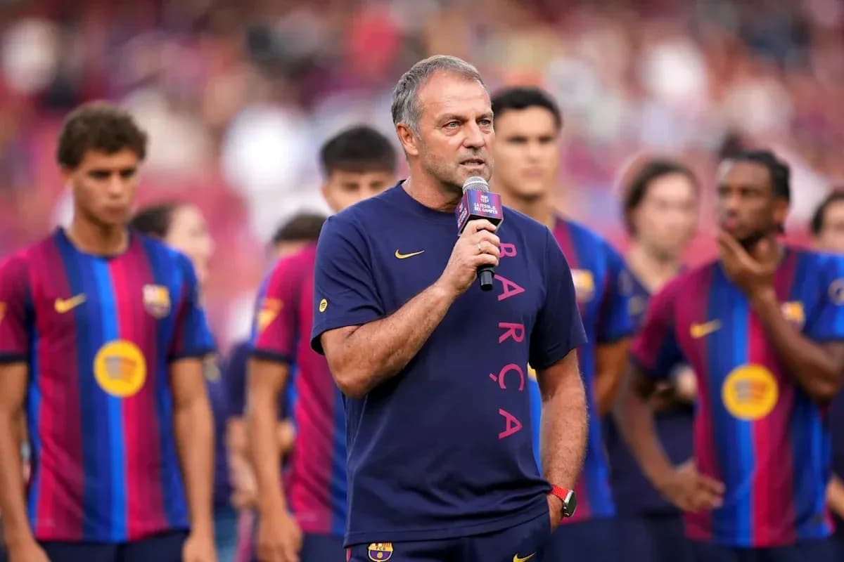 Entrenador hablando durante evento con jugadores del Barça