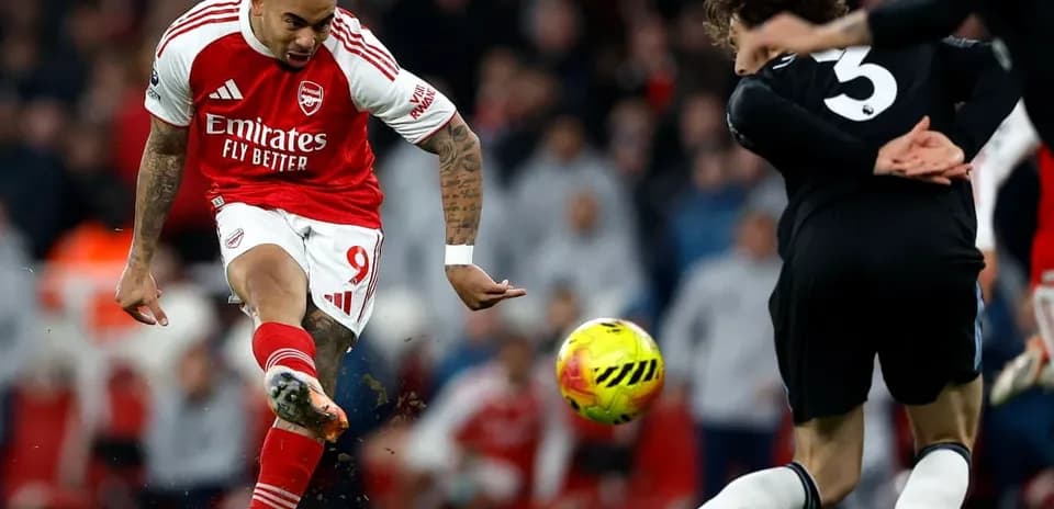 Jugador de Arsenal disparando a portería