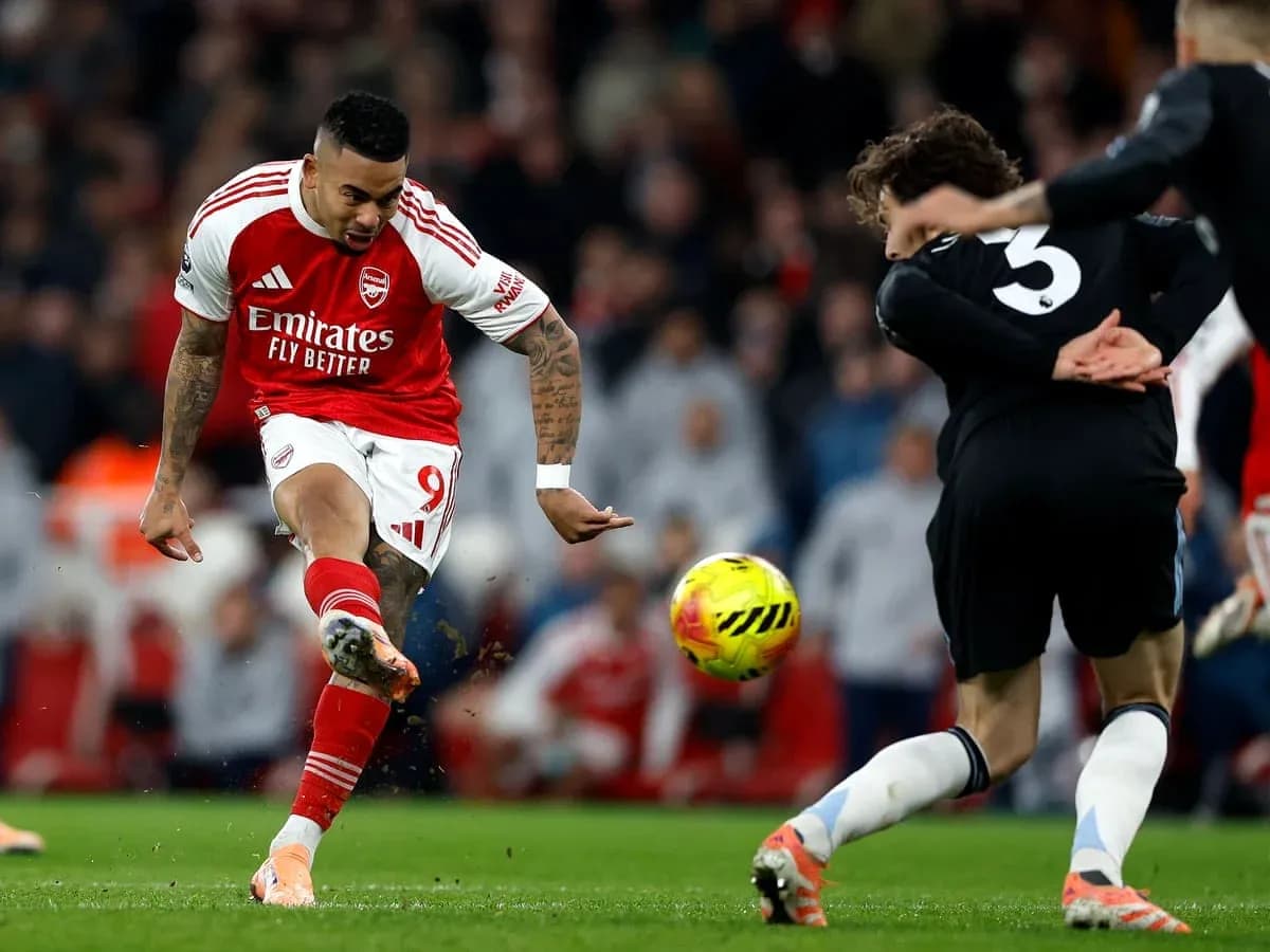 Jugador de Arsenal disparando a portería
