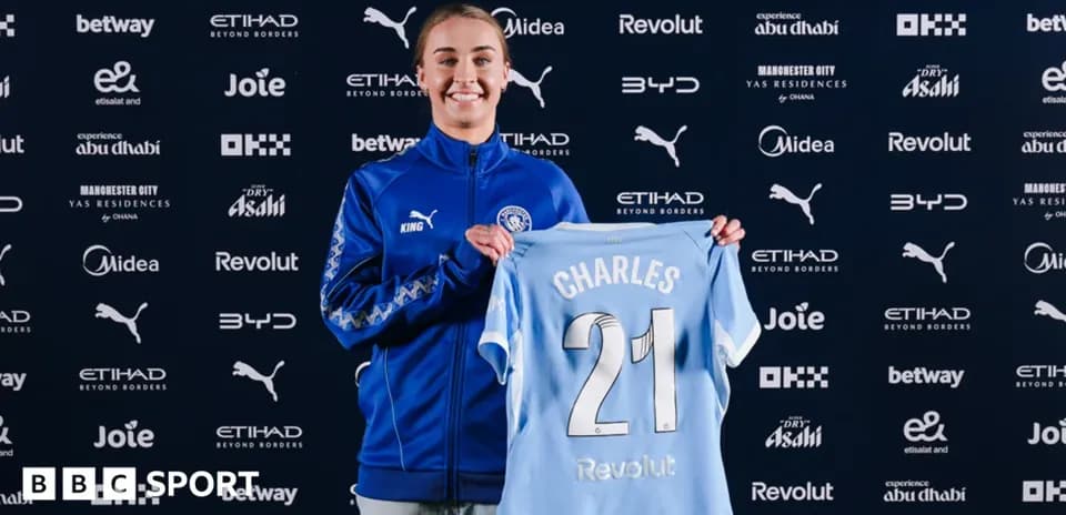 Jugadora mostrando camiseta con el nombre CHARLES