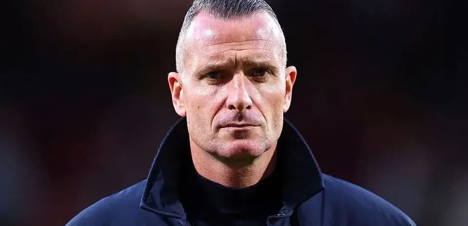 Entrenador mirando hacia la cámara en el estadio