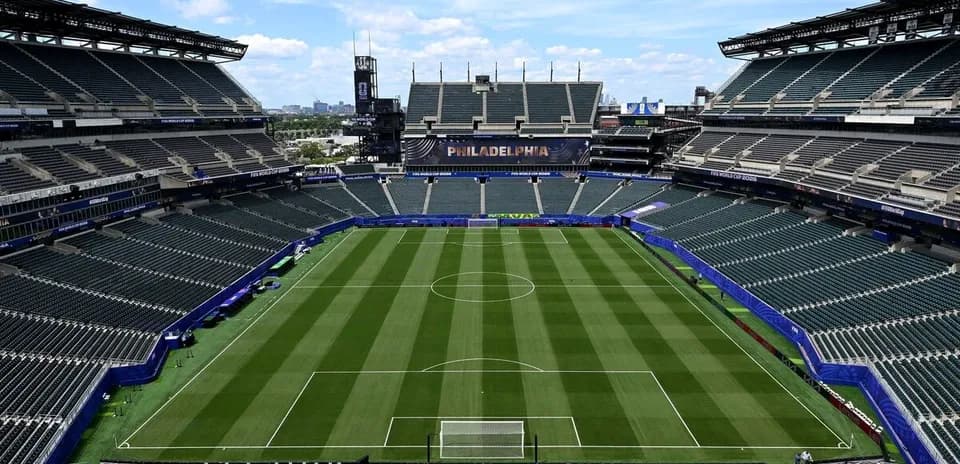 Estadio vacío con campo de fútbol bien cuidado