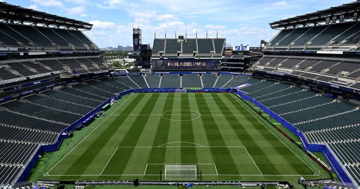 Estadio vacío con campo de fútbol bien cuidado