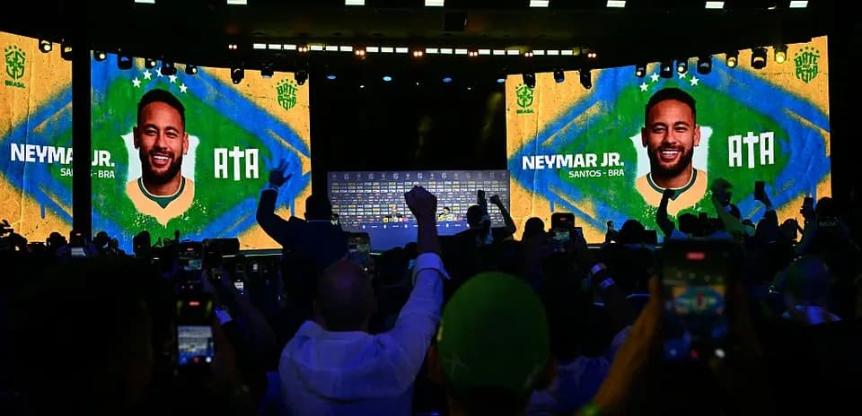 Neymar Jr. en evento con fondo de bandera brasileña