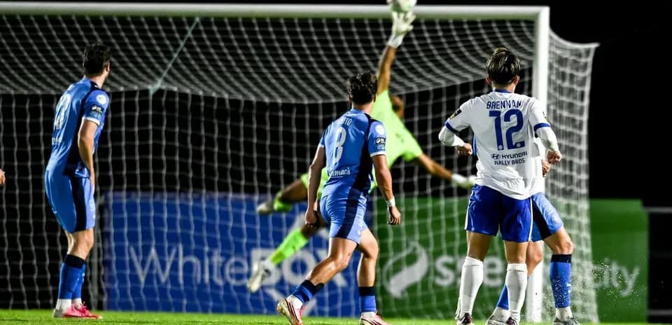 Portero realizando una atajada en un partido