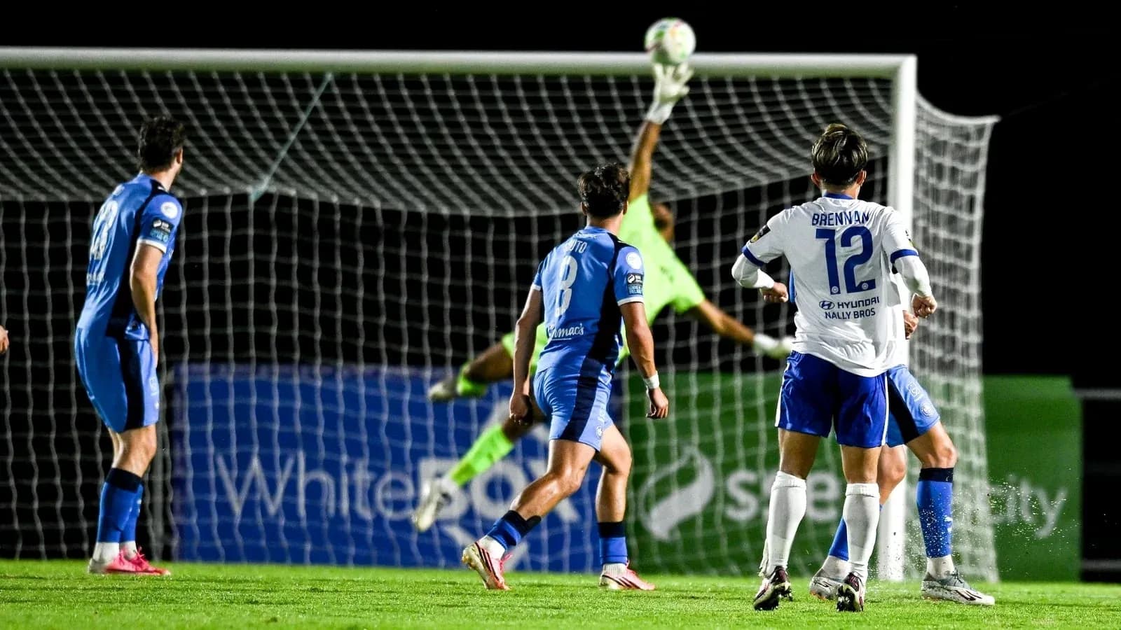 Portero realizando una atajada en un partido