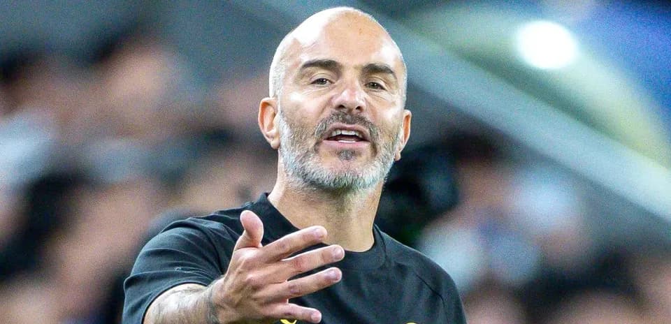 Entrenador dando instrucciones durante un partido