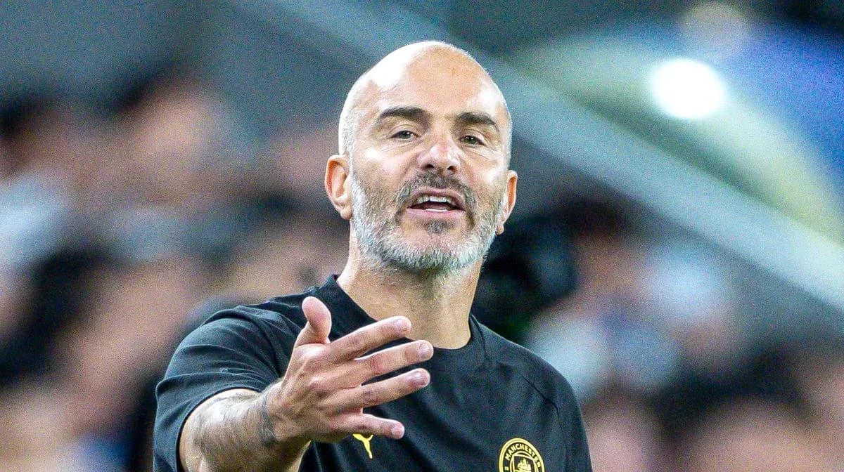Entrenador dando instrucciones durante un partido