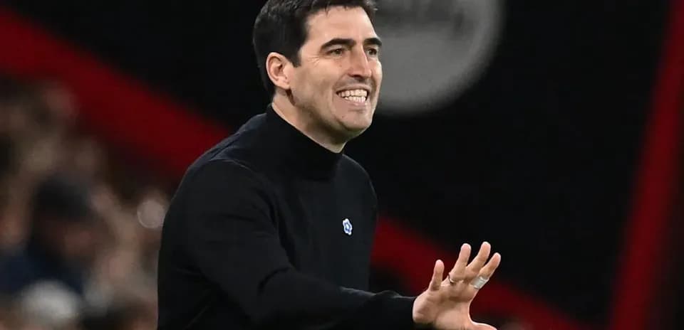 Entrenador dirigiendo instrucciones durante el partido