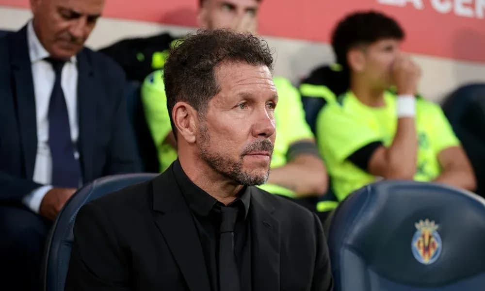 Entrenador sentado en el banquillo durante el partido