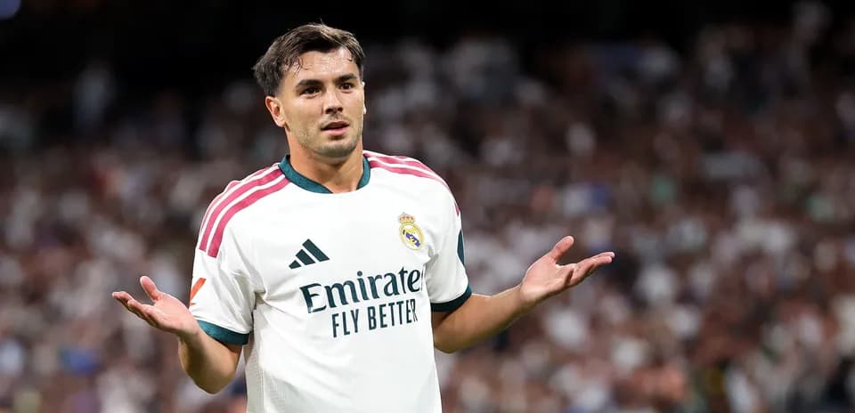 Jugador de Real Madrid gesticulando en el campo