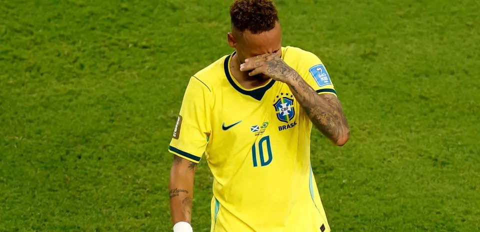 Jugador de Brasil lamentándose en el campo de fútbol