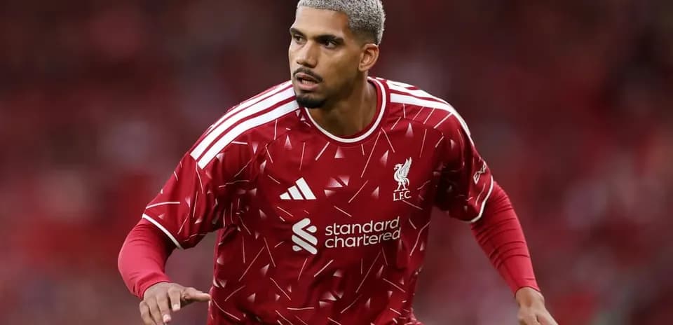 Jugador de Liverpool corriendo en el campo