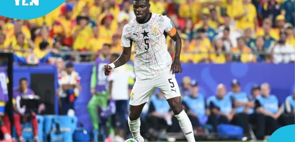 Jugador de Ghana con balón en un partido