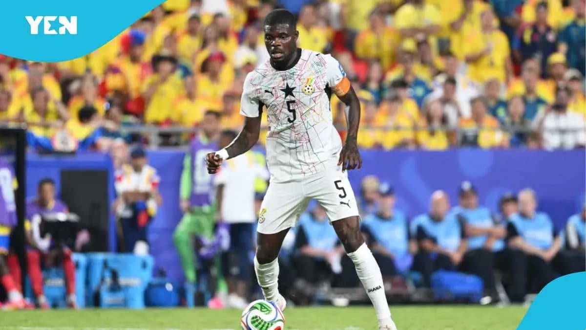 Jugador de Ghana con balón en un partido
