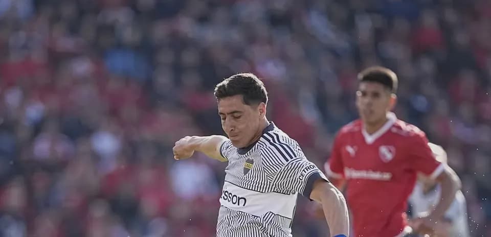 Jugador de Boca Juniors en acción durante el partido