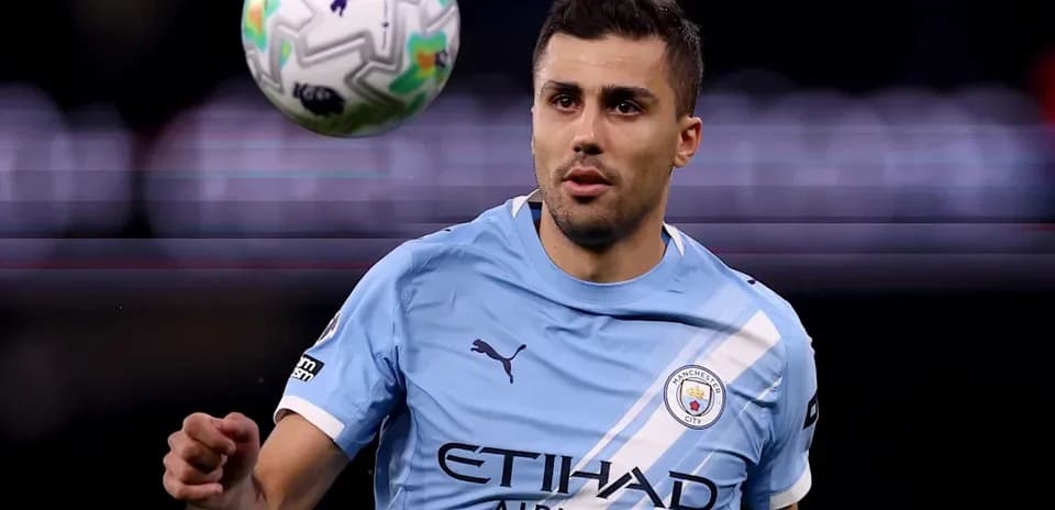 Jugador de Manchester City controlando el balón en el aire