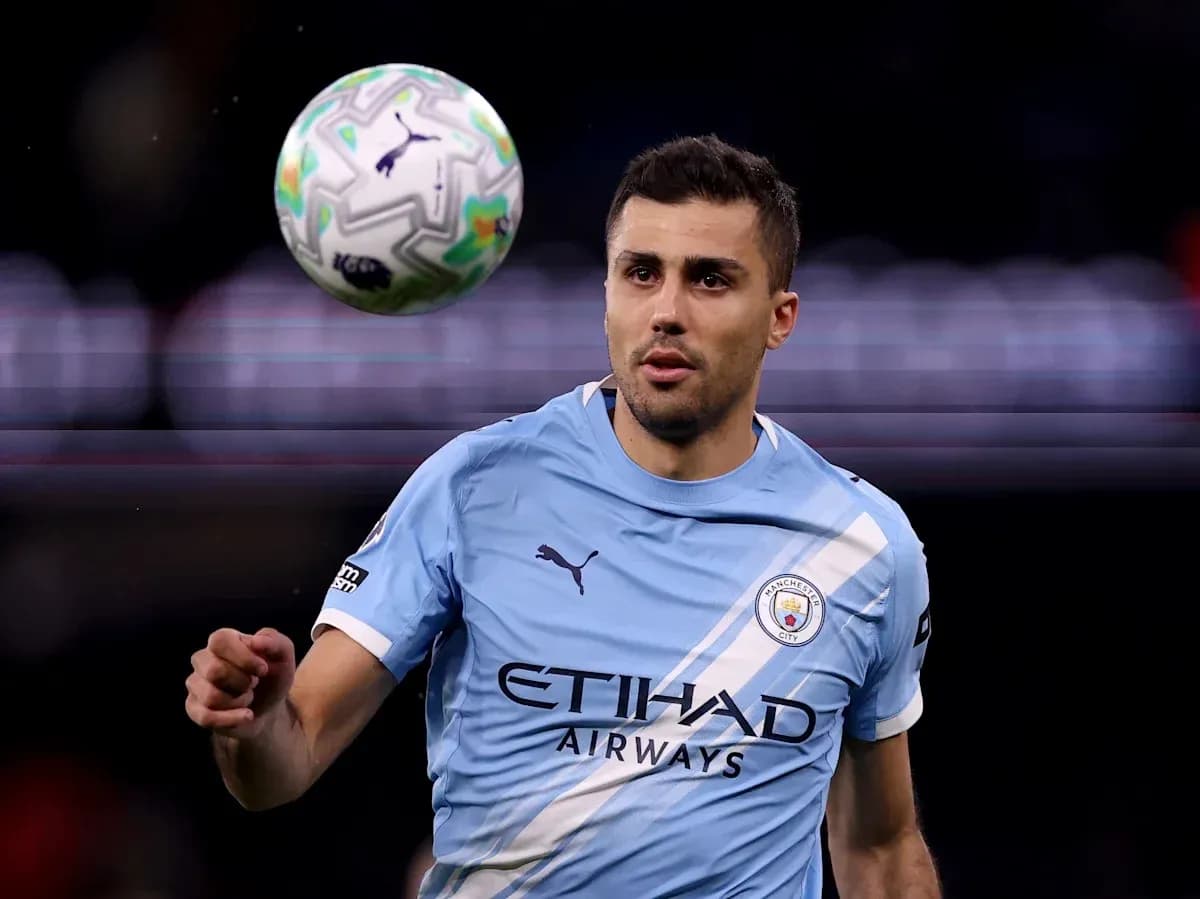 Jugador de Manchester City controlando el balón en el aire