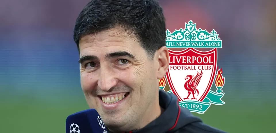 Entrevista a un comentarista con logo de Liverpool