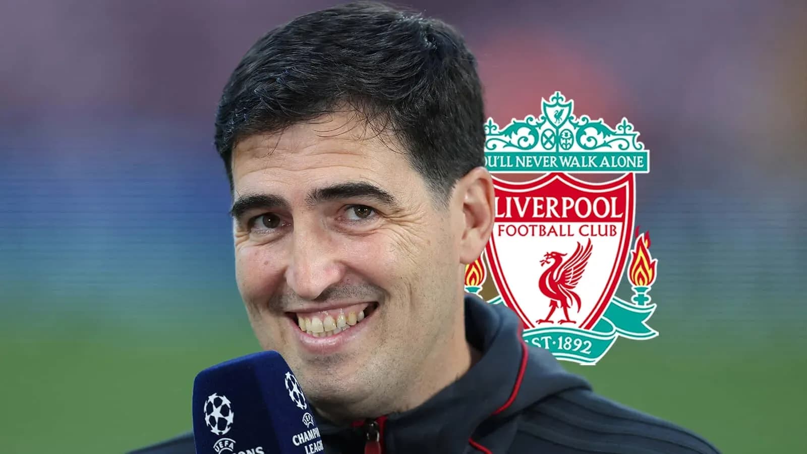 Entrevista a un comentarista con logo de Liverpool