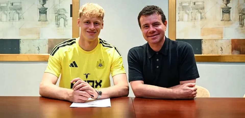 Jugador de Newcastle firmando contrato con representante