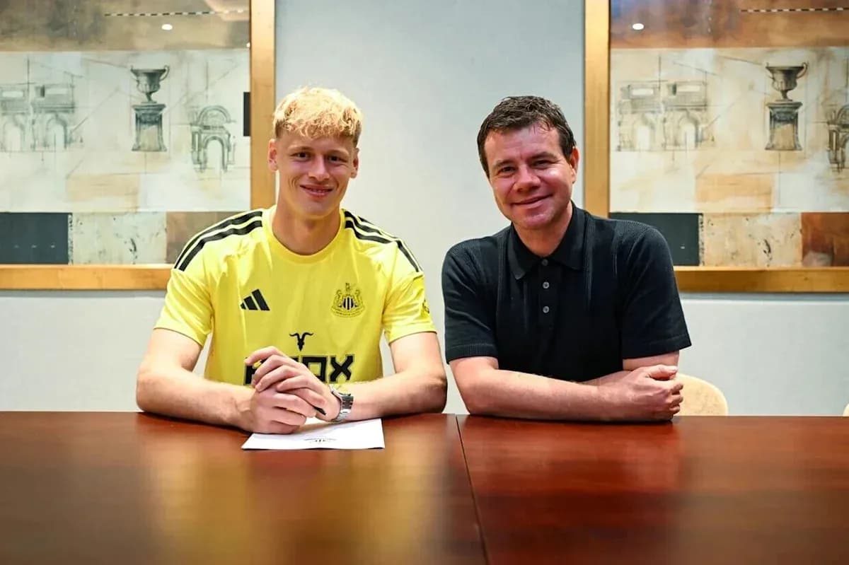 Jugador de Newcastle firmando contrato con representante