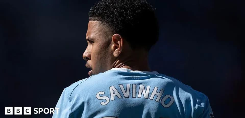 Jugador de fútbol con camiseta azul y nombre Savinho