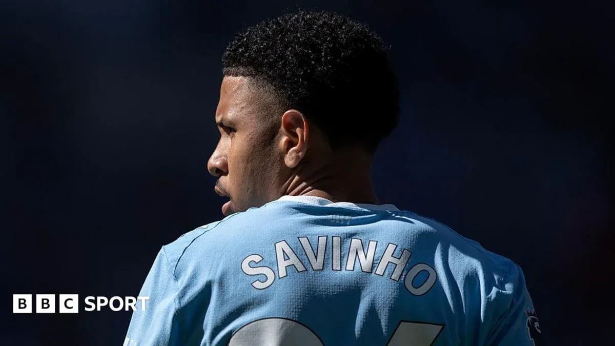 Jugador de fútbol con camiseta azul y nombre Savinho