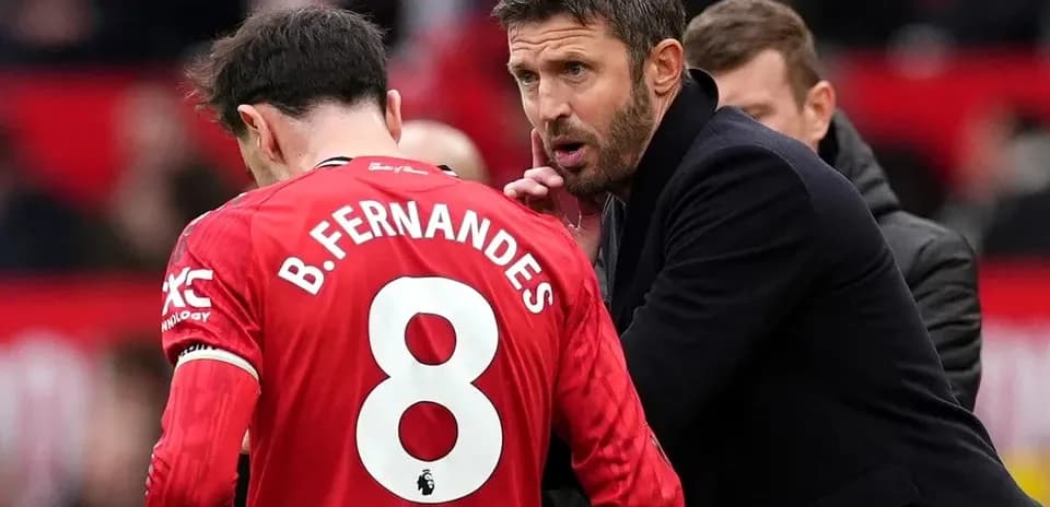 Bruno Fernandes conversando con el entrenador en el campo