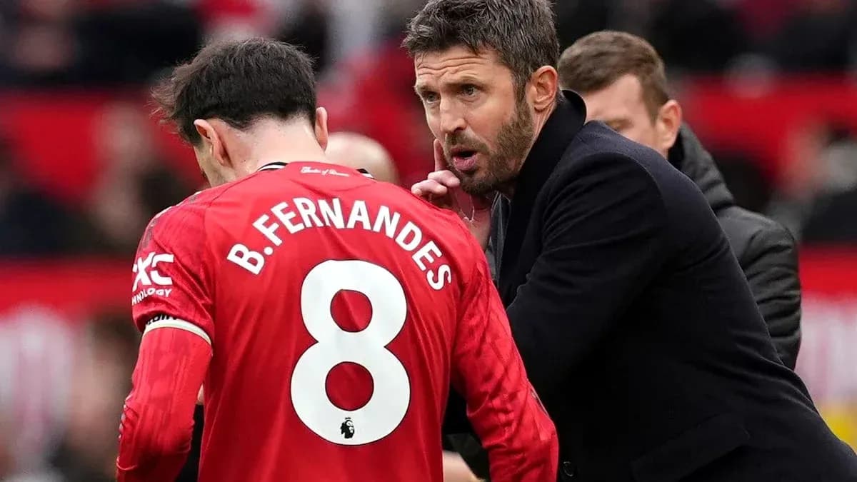 Bruno Fernandes conversando con el entrenador en el campo