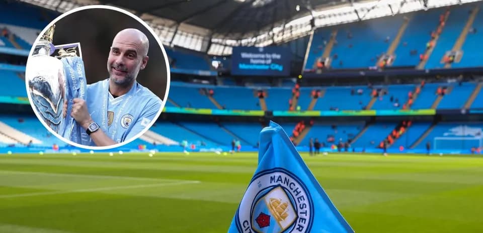Pep Guardiola sosteniendo el trofeo de Premier League