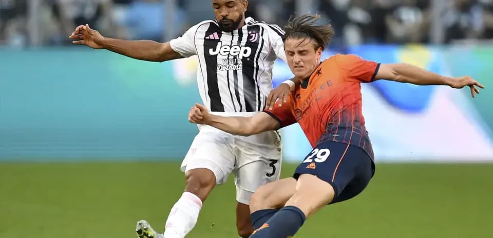 Jugador de Juventus desafiando a jugador de Genoa