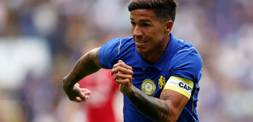 Jugador corriendo con camiseta azul y brazalete de capitán