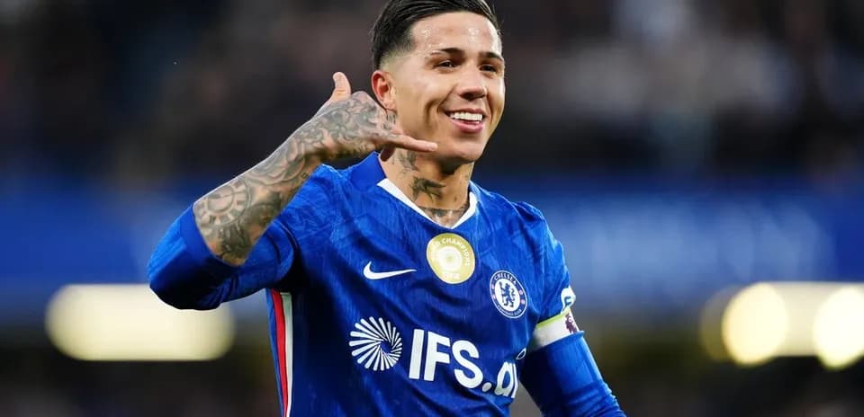Jugador de Chelsea celebrando con gesto de teléfono