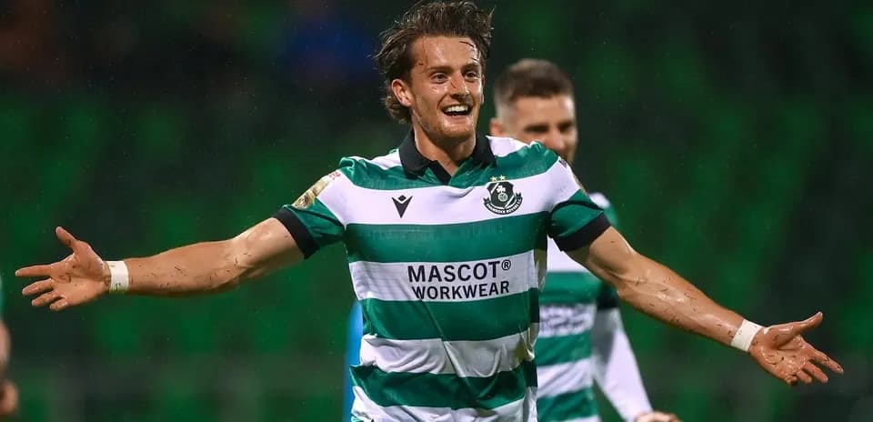 Jugador celebrando un gol en partido de fútbol