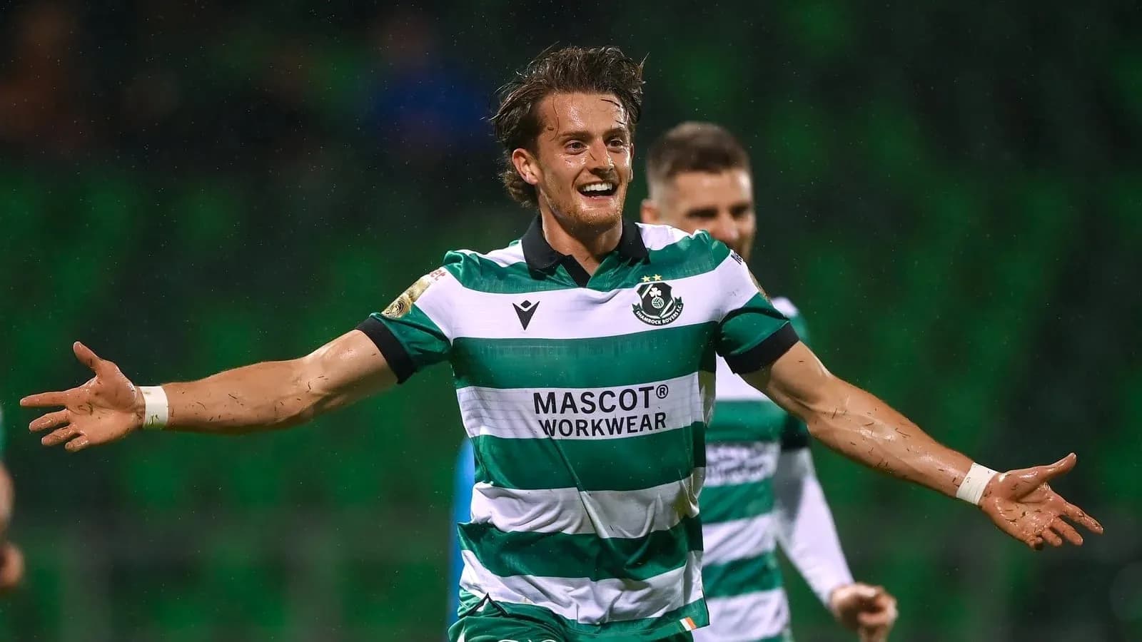 Jugador celebrando un gol en partido de fútbol