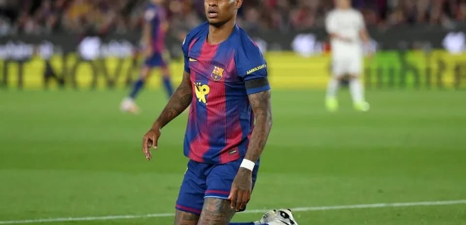 Jugador de Barcelona arrodillado en el campo