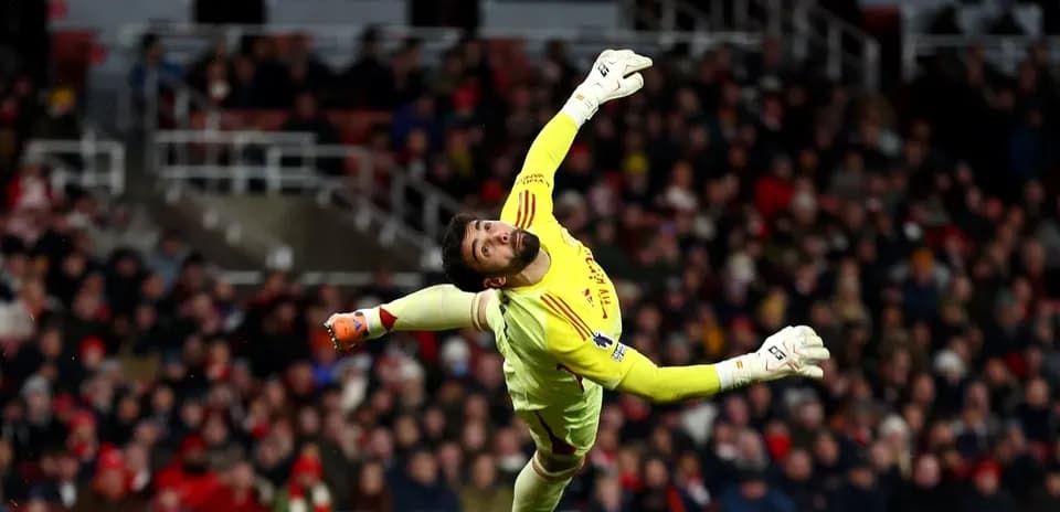 Portero lanzándose para atrapar el balón